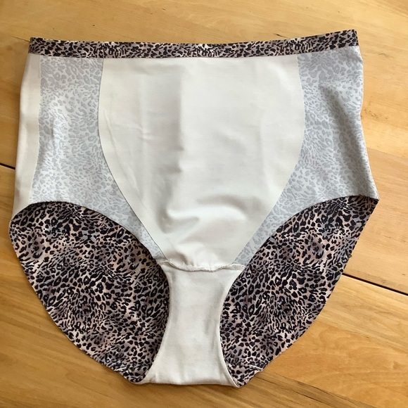 BODYHUSH 365 Everyday Control Brief Panty Snowy Feline Size M - Picture 7 of 7